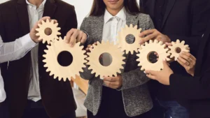 diferentes personas con engranes de madera